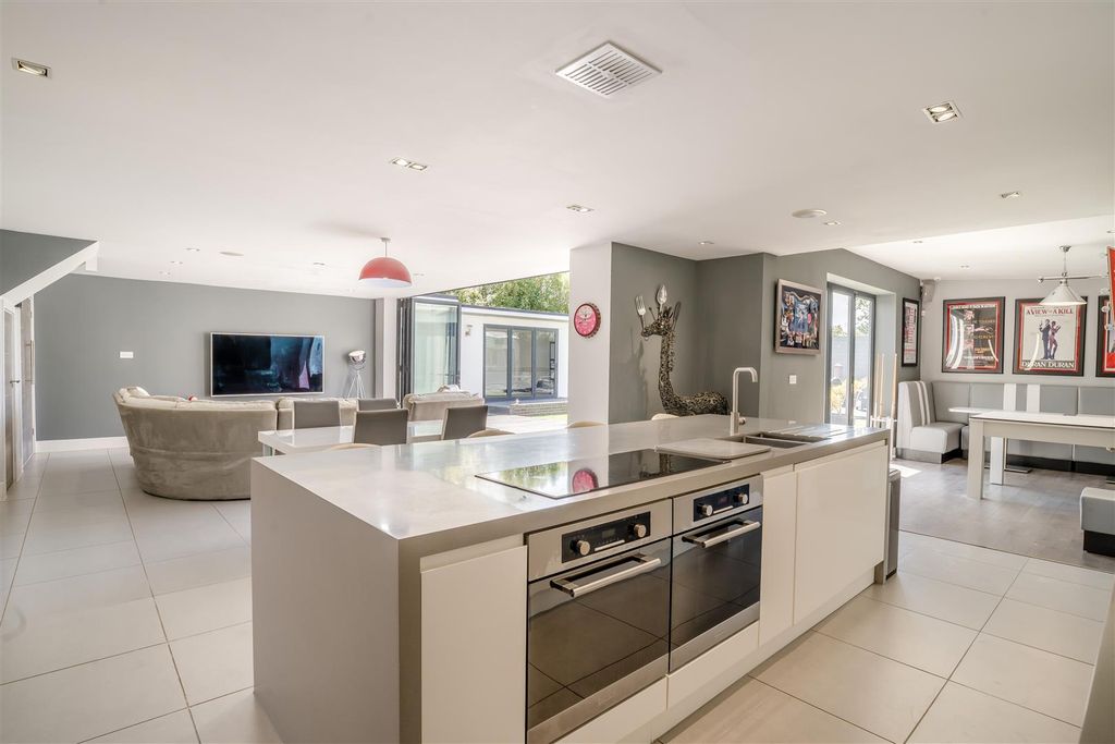 Property photo 2 of 39