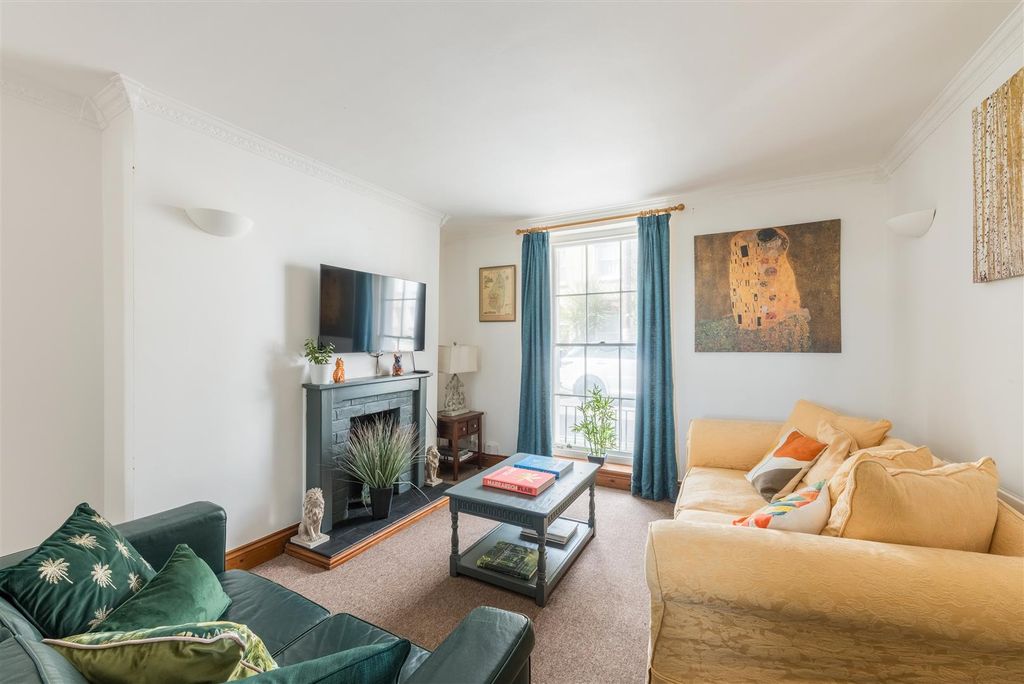 Property photo 3 of 33 10 Warwick Road-4.Jpg