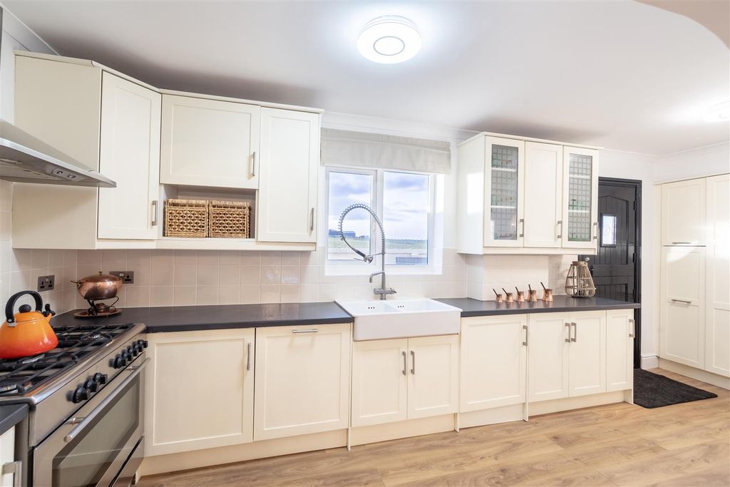 Property photo 3 of 14 Kitchen