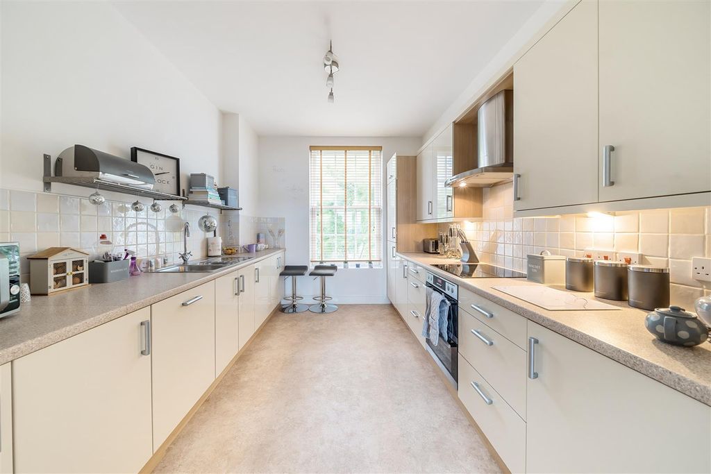 Property photo 3 of 10 Kitchen