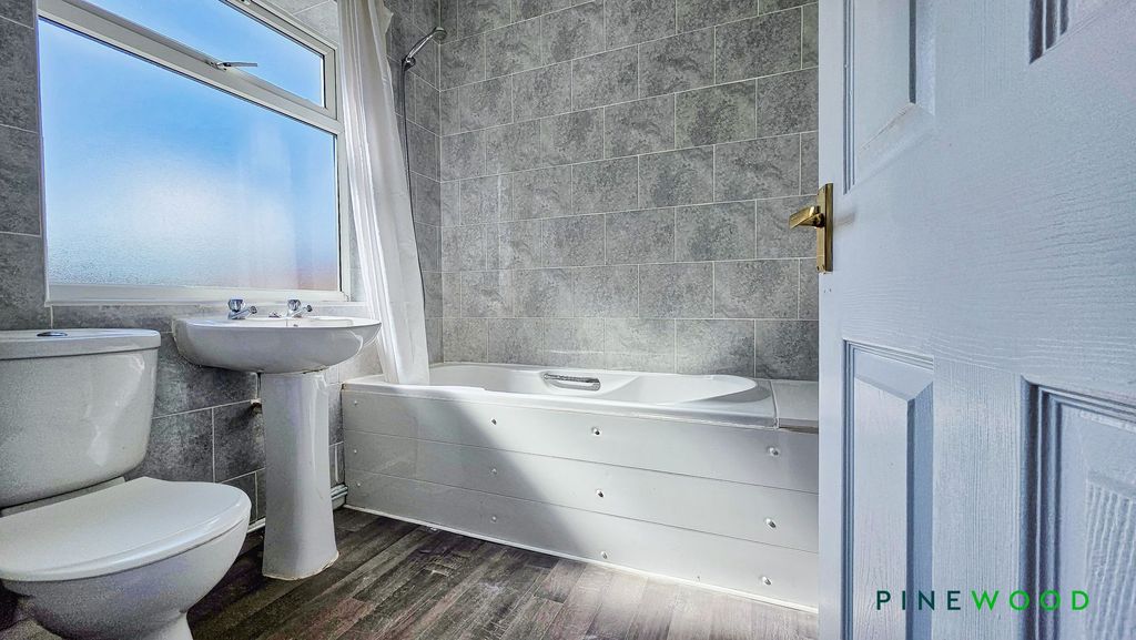 Property photo 3 of 7 Bathroom