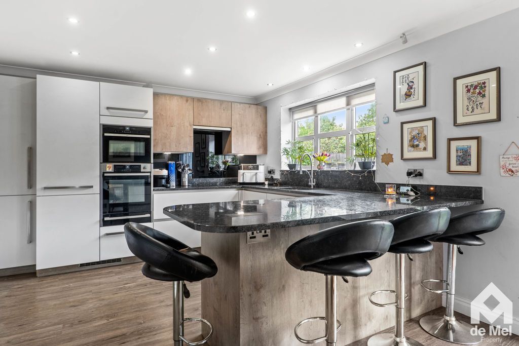 Property photo 3 of 17 Photo 13