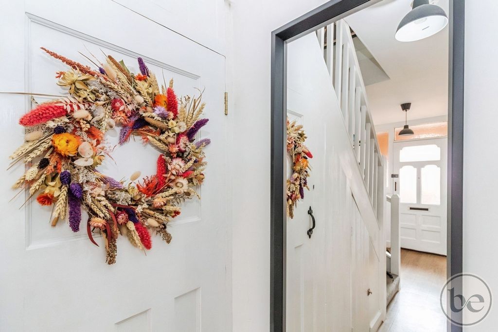Property photo 3 of 43 Entrance Hall