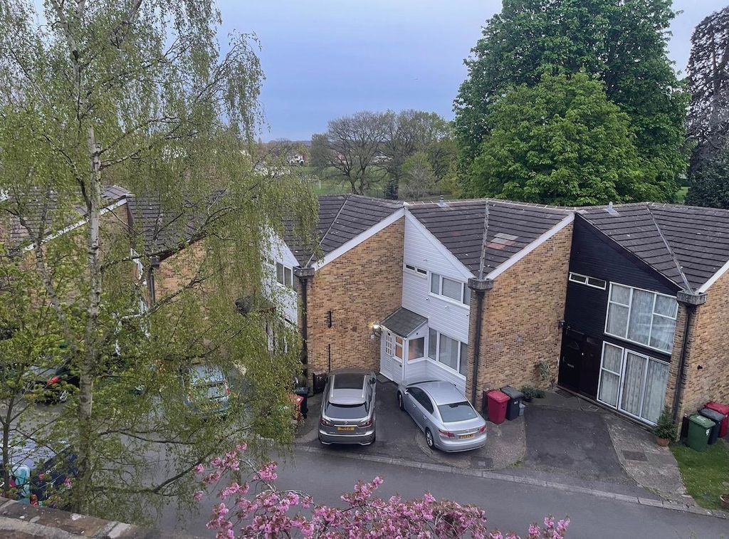 Property photo 1 of 7 Photo 4