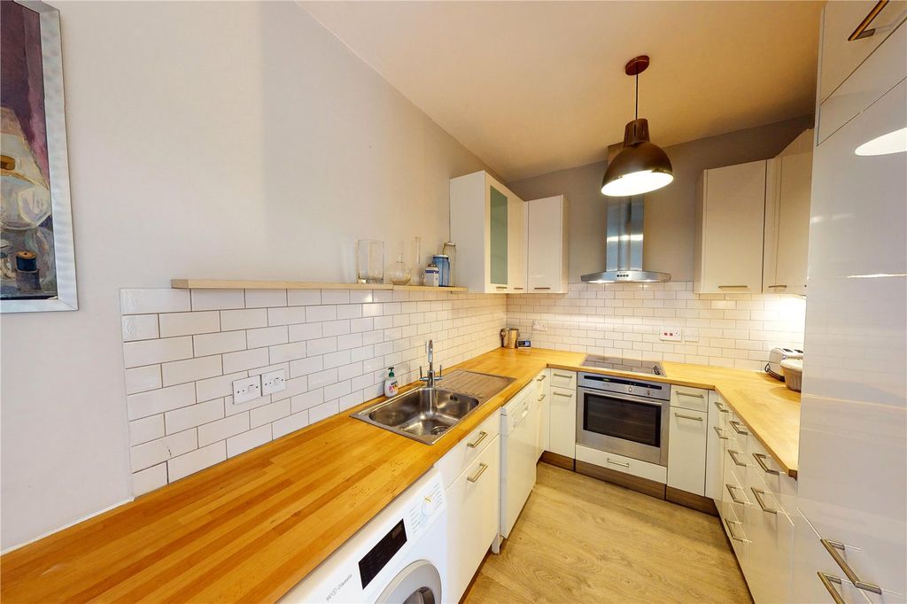 Property photo 3 of 18 Reception/Kitchen