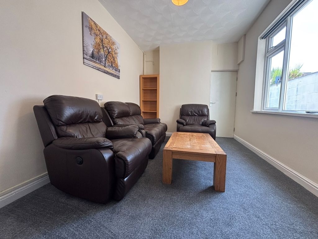 Property photo 2 of 10 Bde373E4-Fbe8-4A16-B680-3165Cace8236