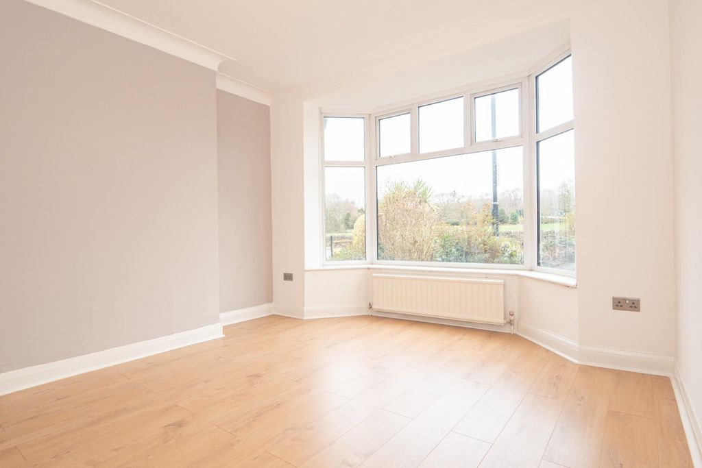 Property photo 2 of 33 Living Room