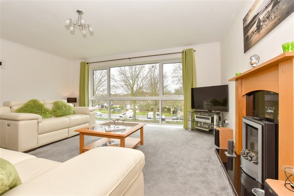 Property photo 3 of 10 Lounge