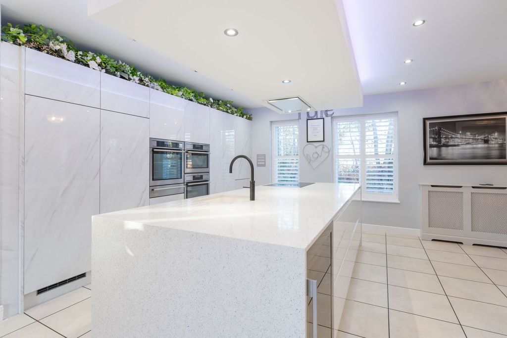 Property photo 3 of 27