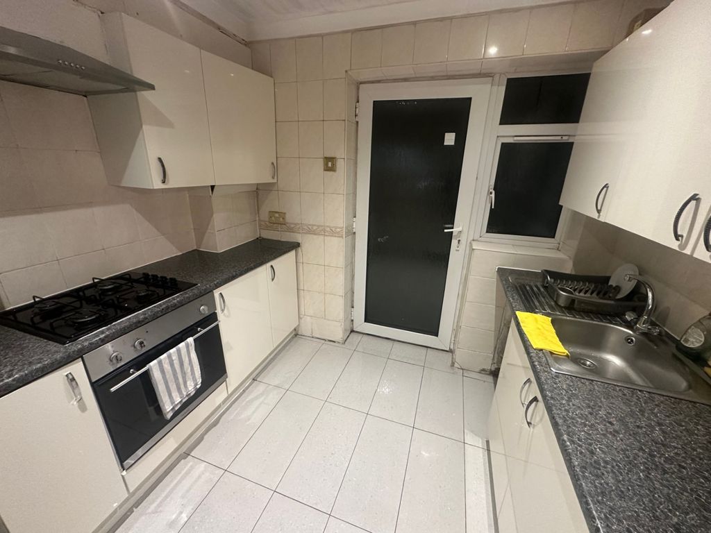 Property photo 2 of 9 Kitchen