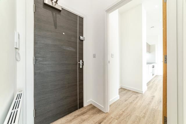 Property photo 3 of 17 Entrance Hall