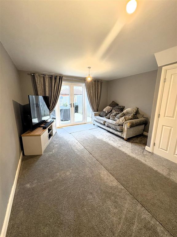 Property photo 3 of 14 Lounge