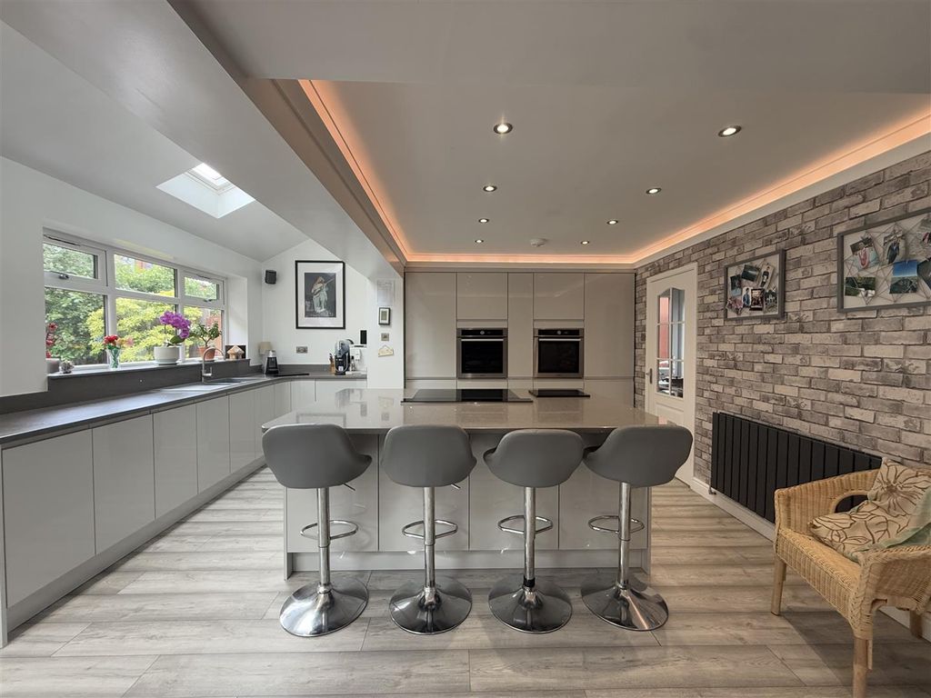4 bed detached house for saleGorsey Way, Ashton-Under-Lyne OL6 photo 4