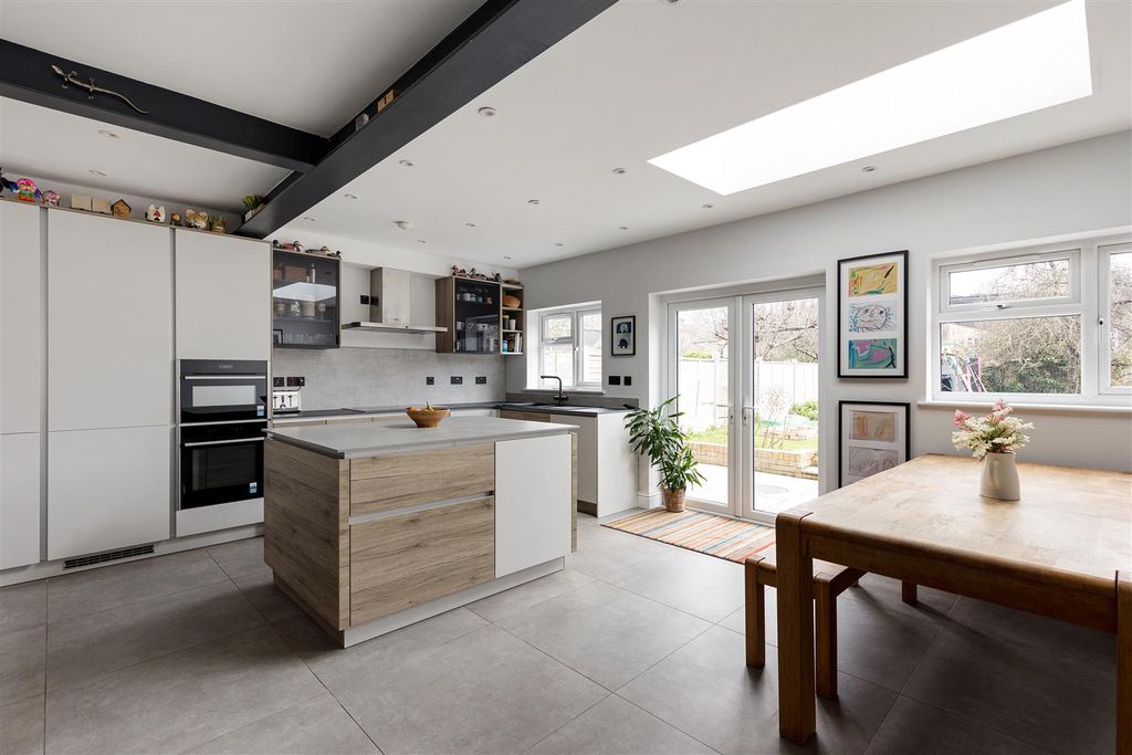 Property photo 2 of 26 Latimer Road, E11