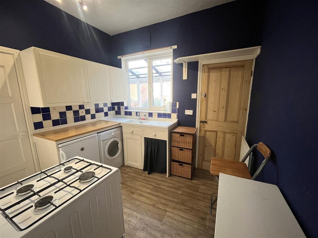 Property photo 3 of 10 Kitchen