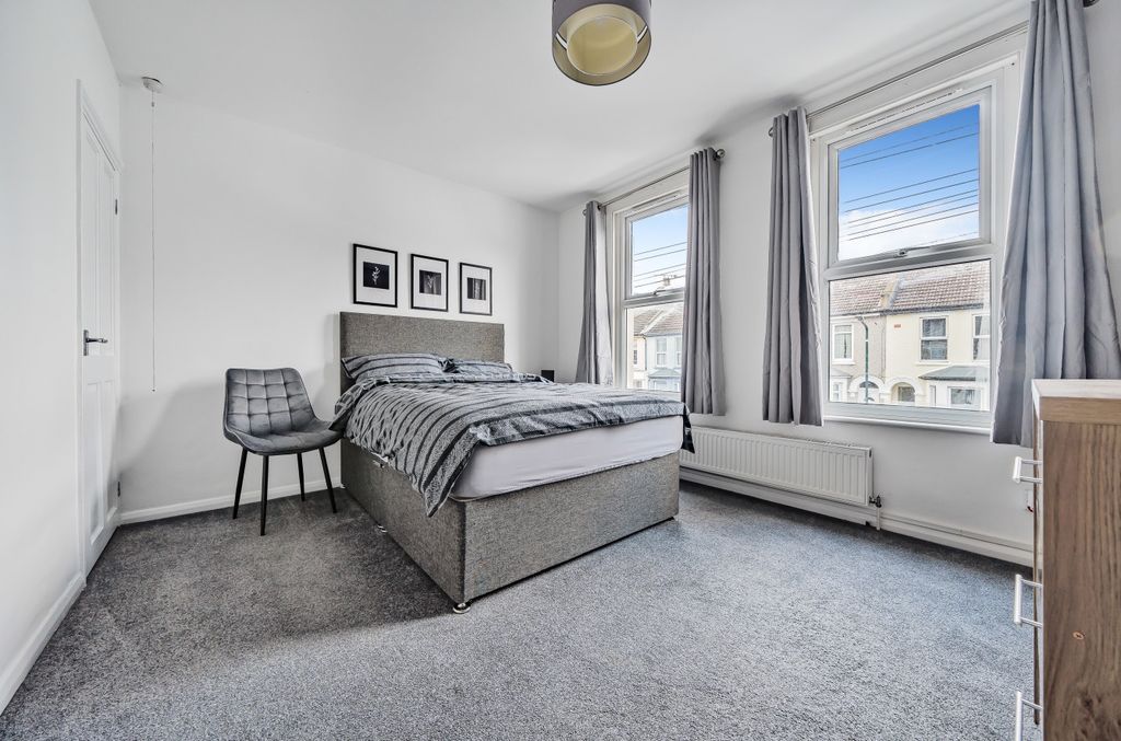 Property photo 1 of 11 Bedroom