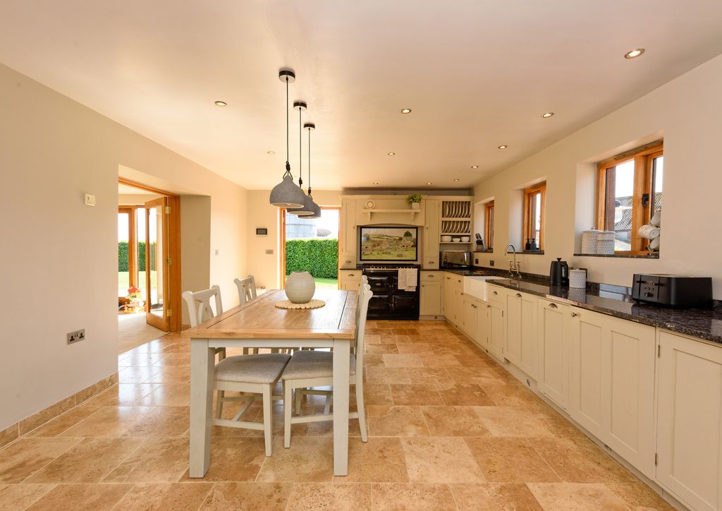 Property photo 3 of 24 Kitchen/Breakfast