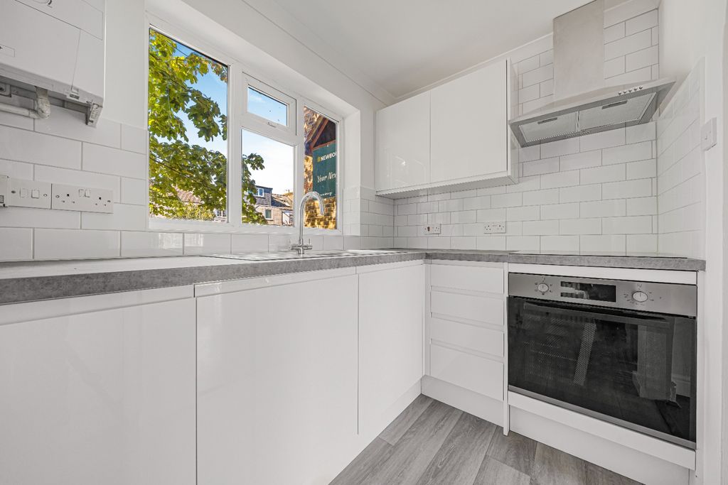 Property photo 2 of 11 5698143