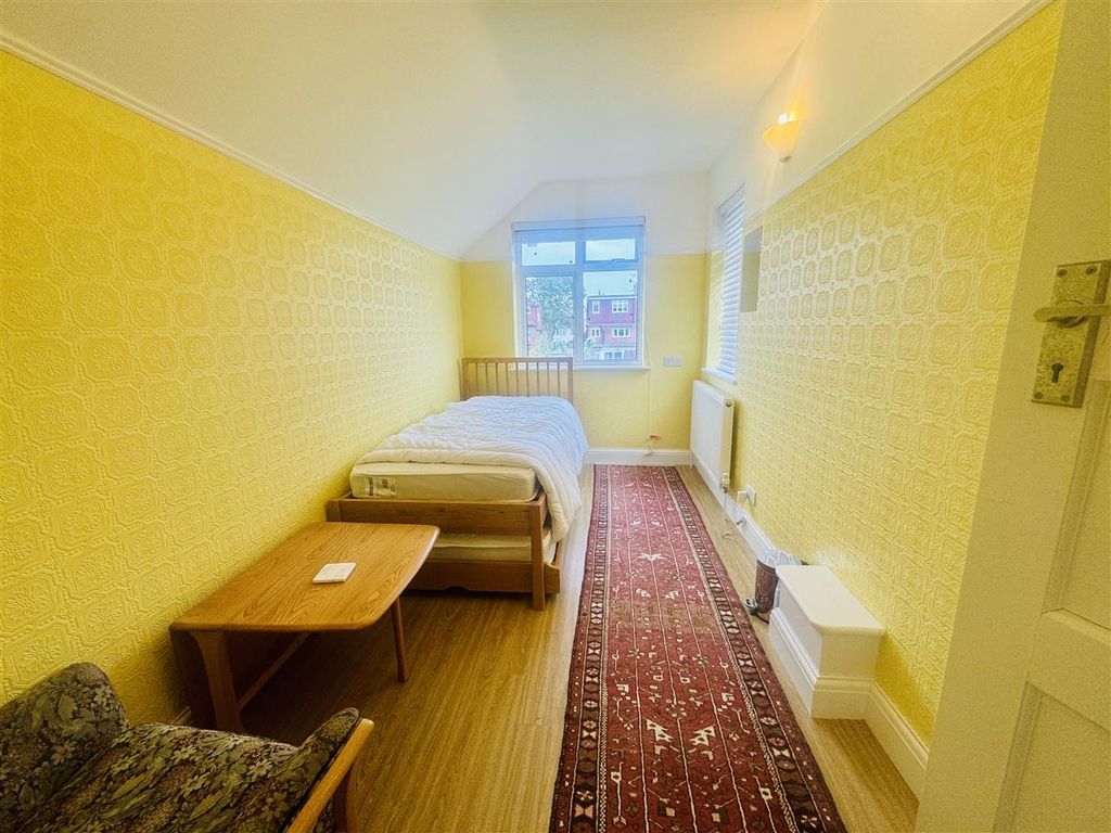 Property photo 3 of 8 Ideal Tenant Requirements: