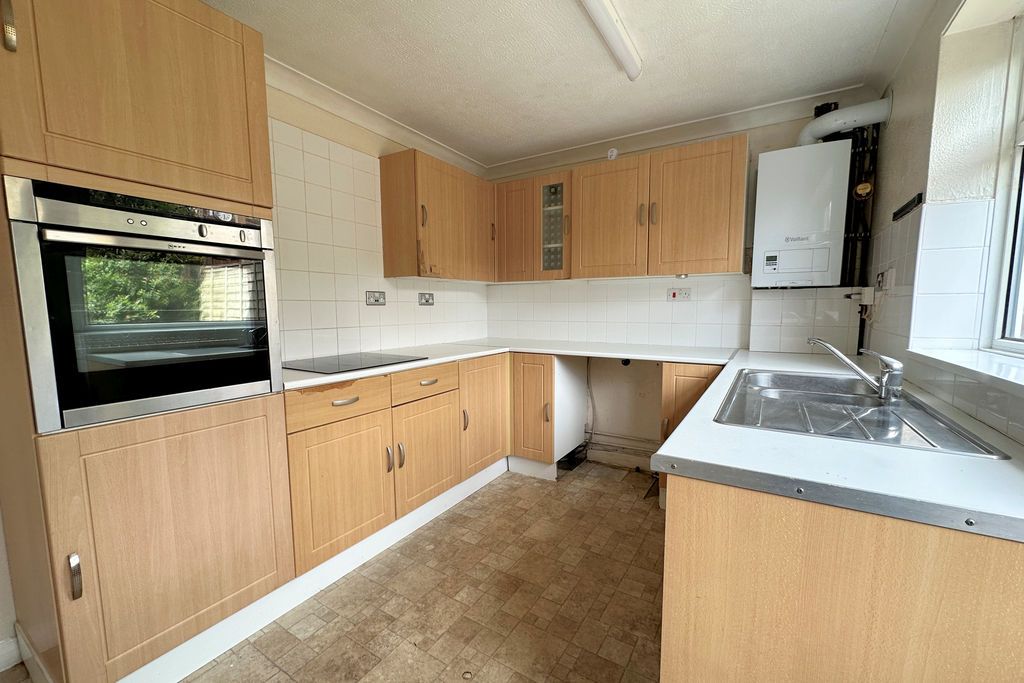 Property photo 3 of 11 Kitchen