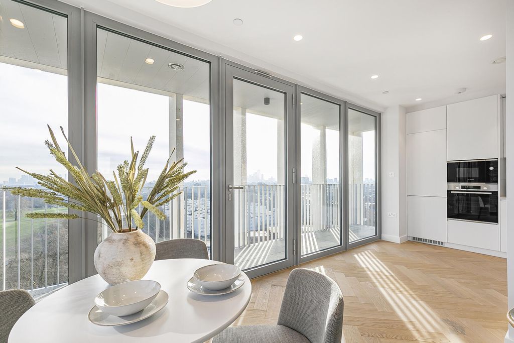 Property photo 3 of 14 Dining Room