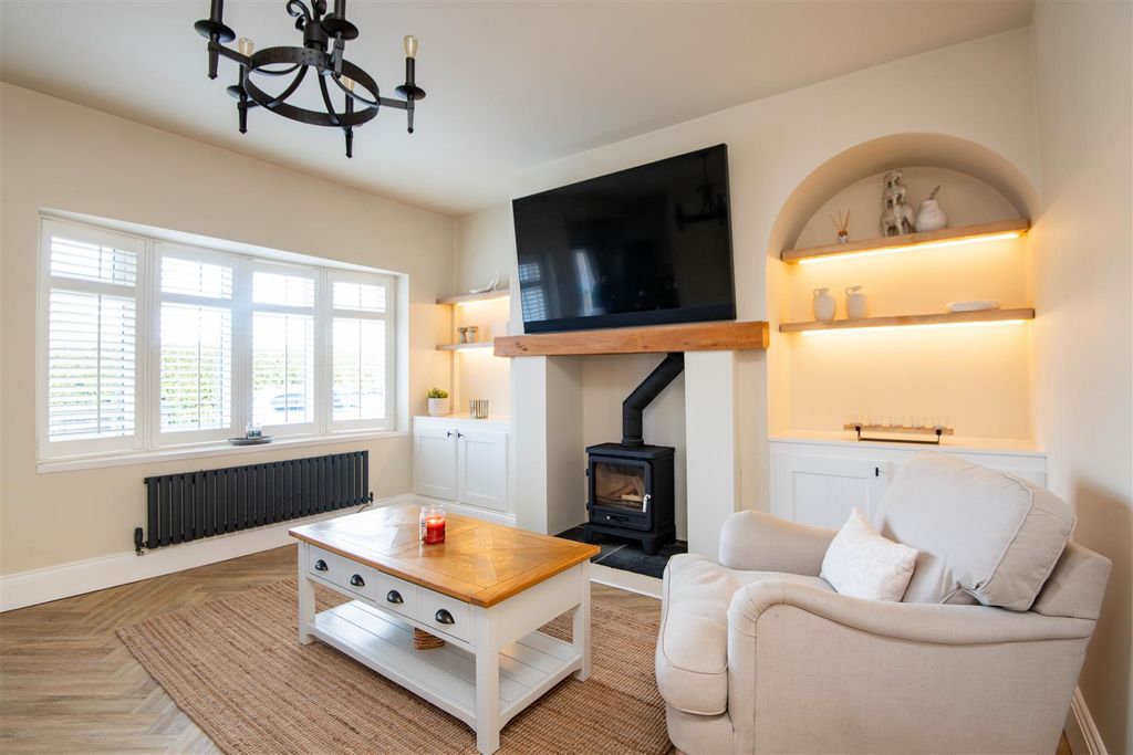 Property photo 1 of 16 Lounge