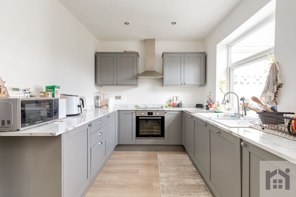 Property photo 3 of 11 Kitchen
