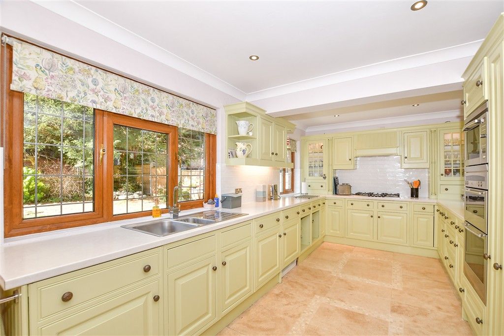 Property photo 2 of 11 Kitchen
