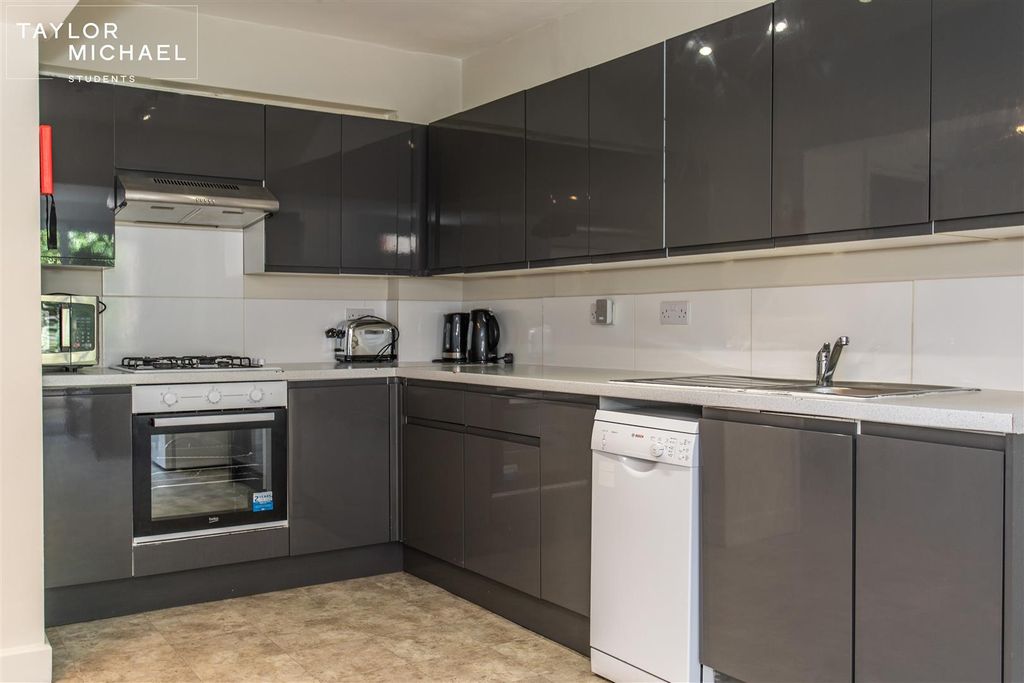 Property photo 3 of 27 Kitchen