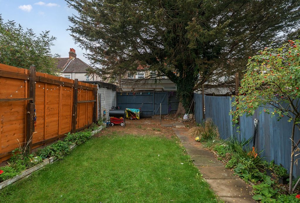 Property photo 3 of 17 1329555-13-688B3c...