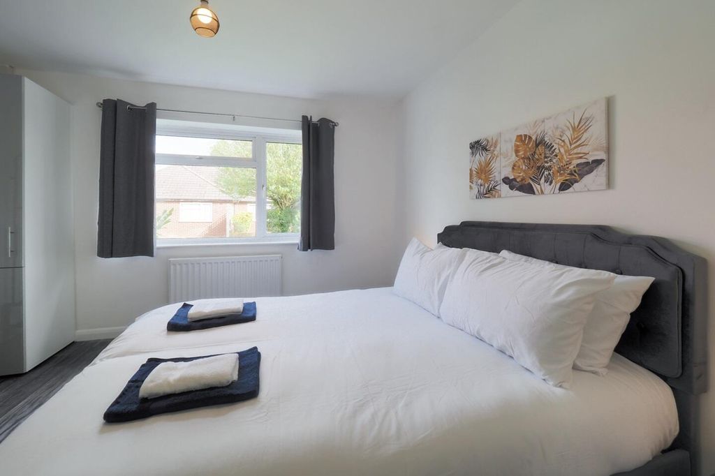 Property photo 3 of 18 Bedroom