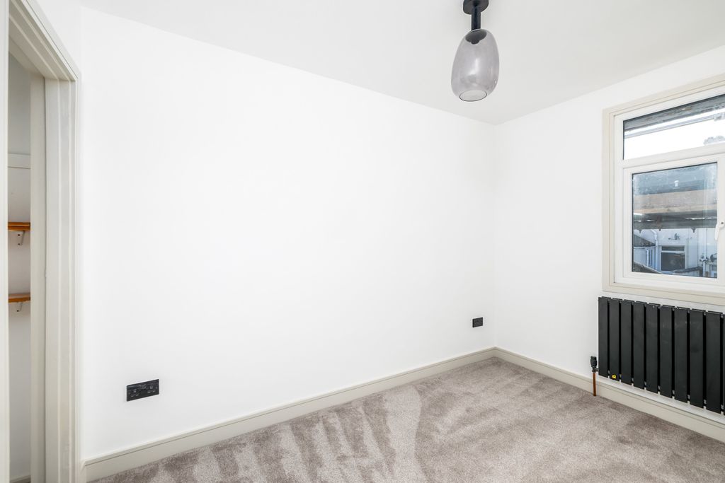 Property photo 3 of 11 0004