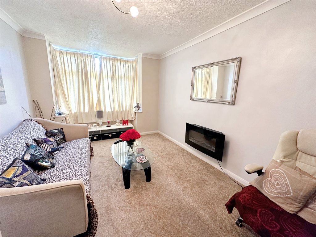 Property photo 1 of 9 Lounge