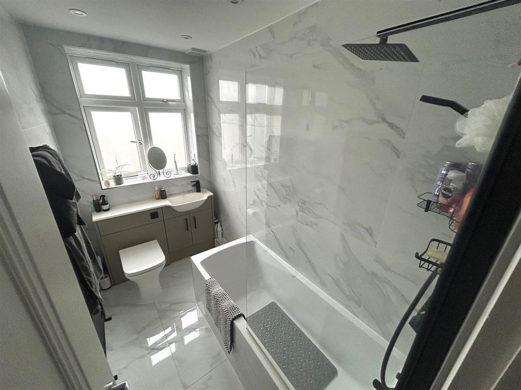 Property photo 2 of 9 Bathroom