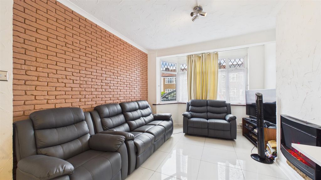 Property photo 3 of 19 Cam04248G0-Pr0150-Still013.Jpg