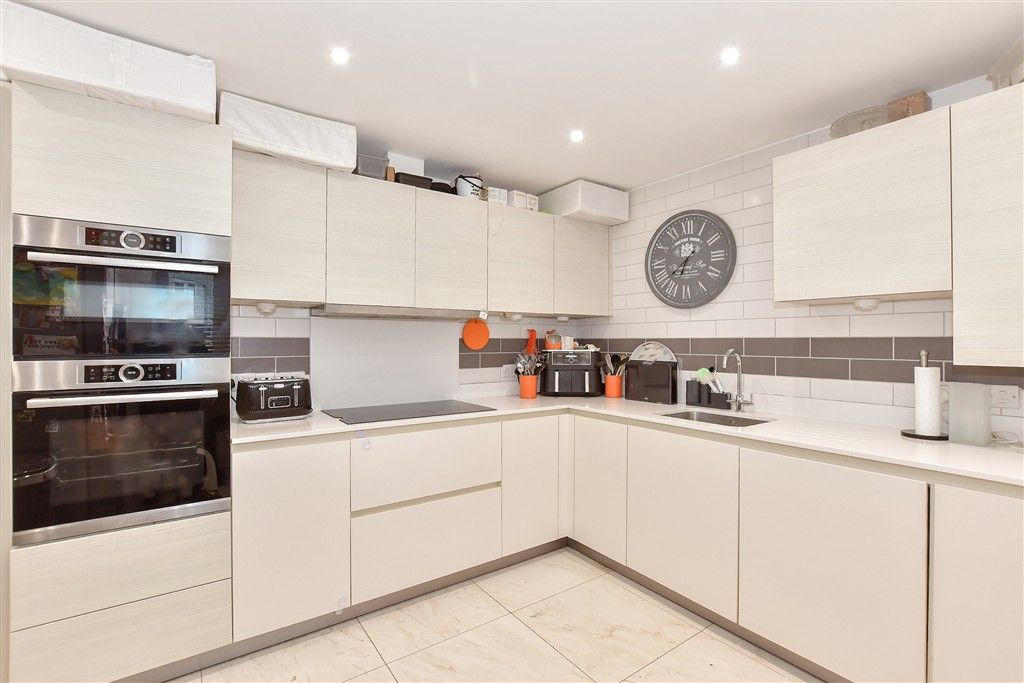 Property photo 3 of 19 Kitchen