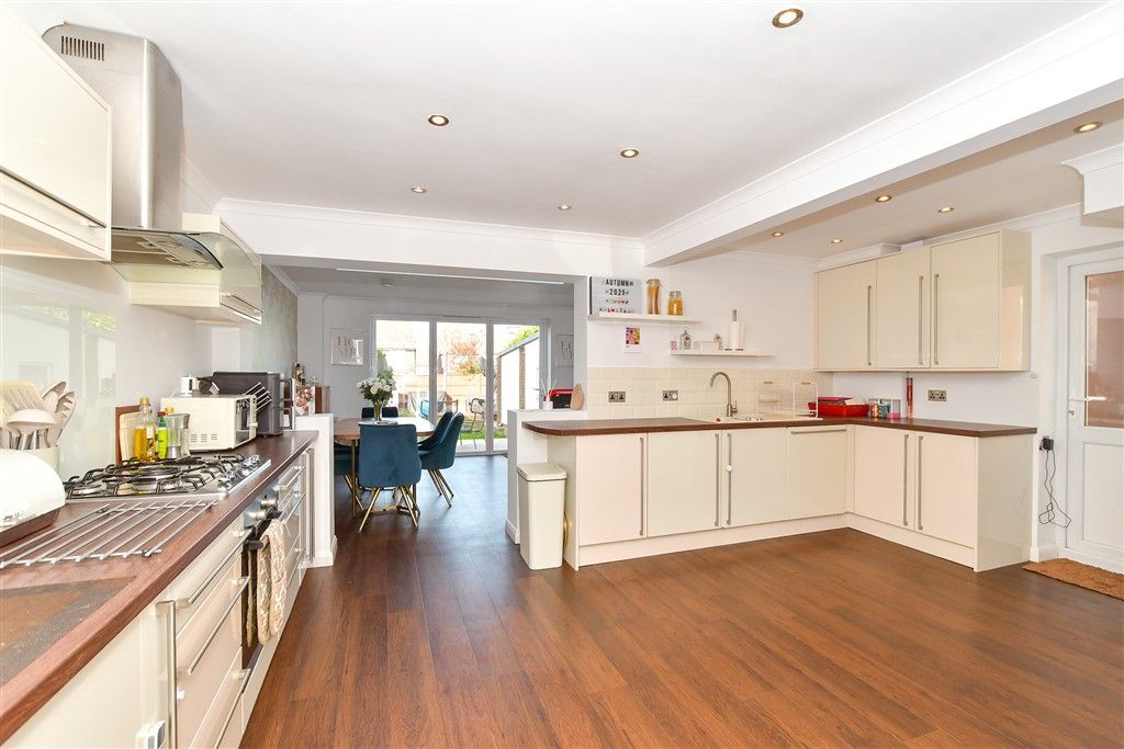 Property photo 3 of 18 Kitchen