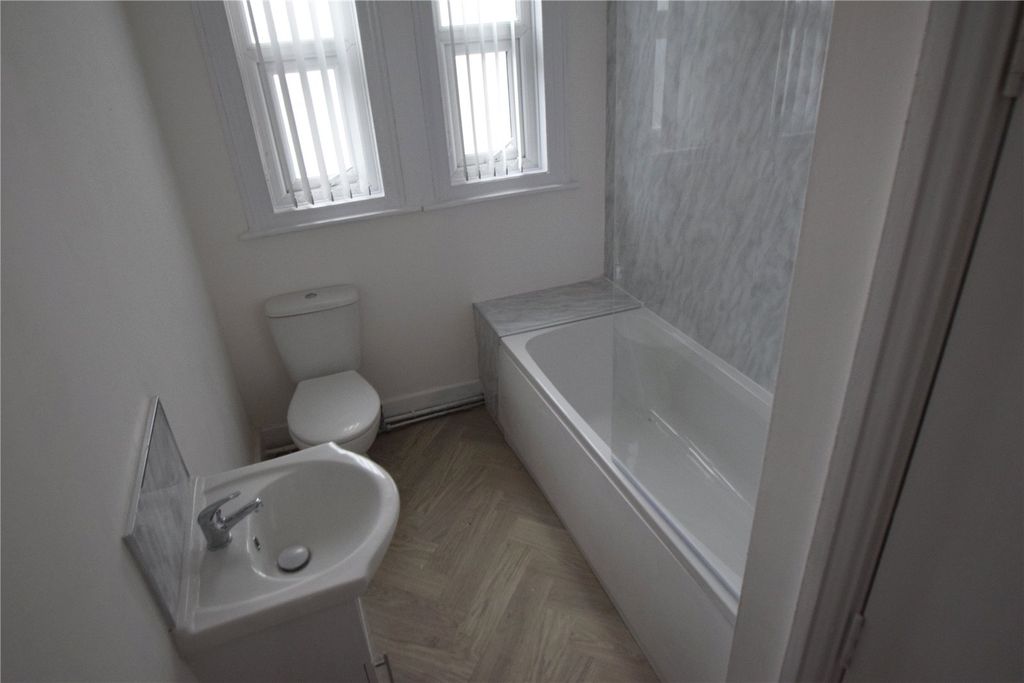 Property photo 3 of 7 Bathroom