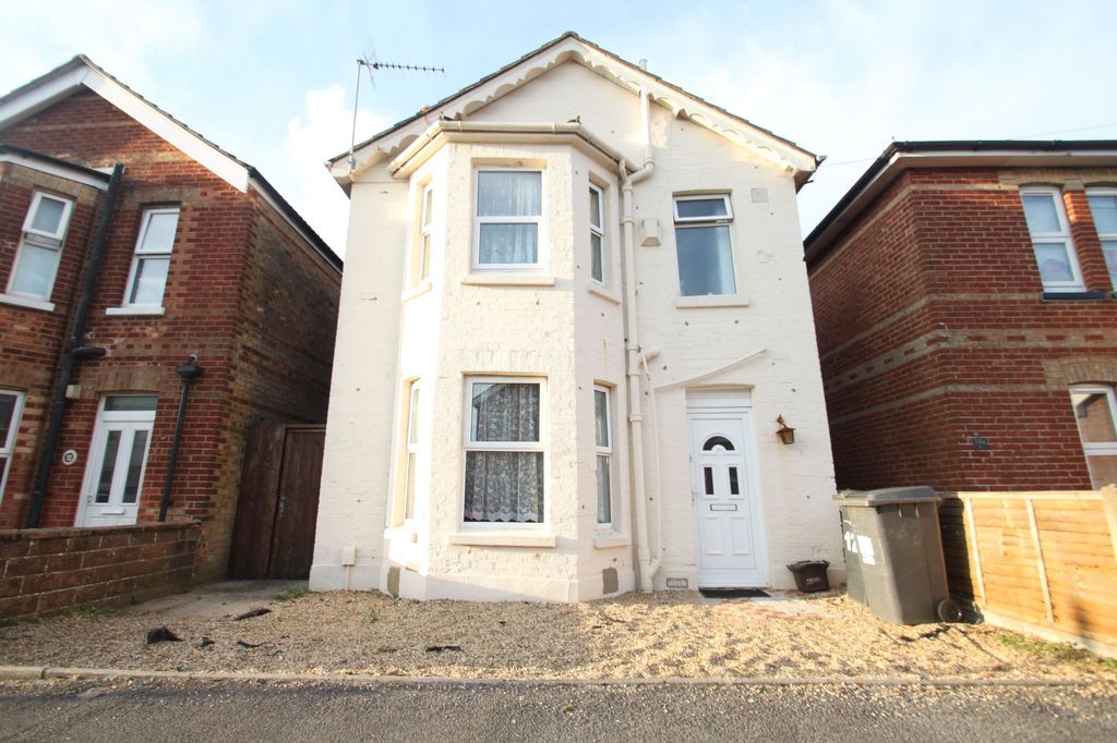 Property photo 1 of 16 Photo 6