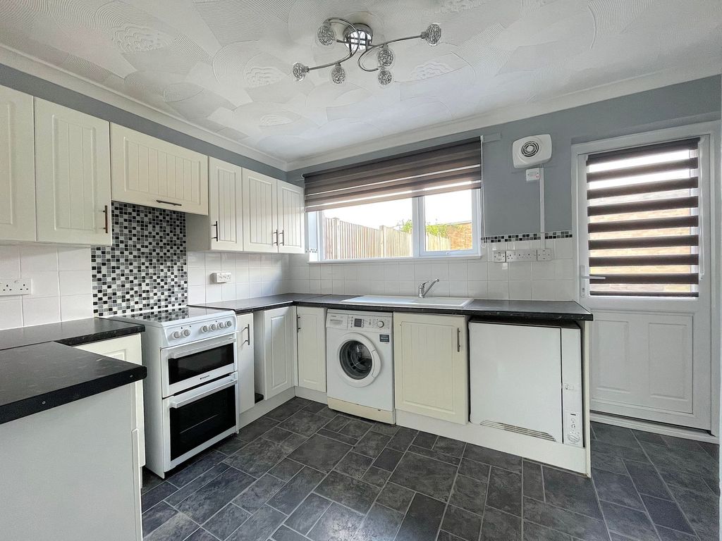 Property photo 3 of 17 Kitchen (1)