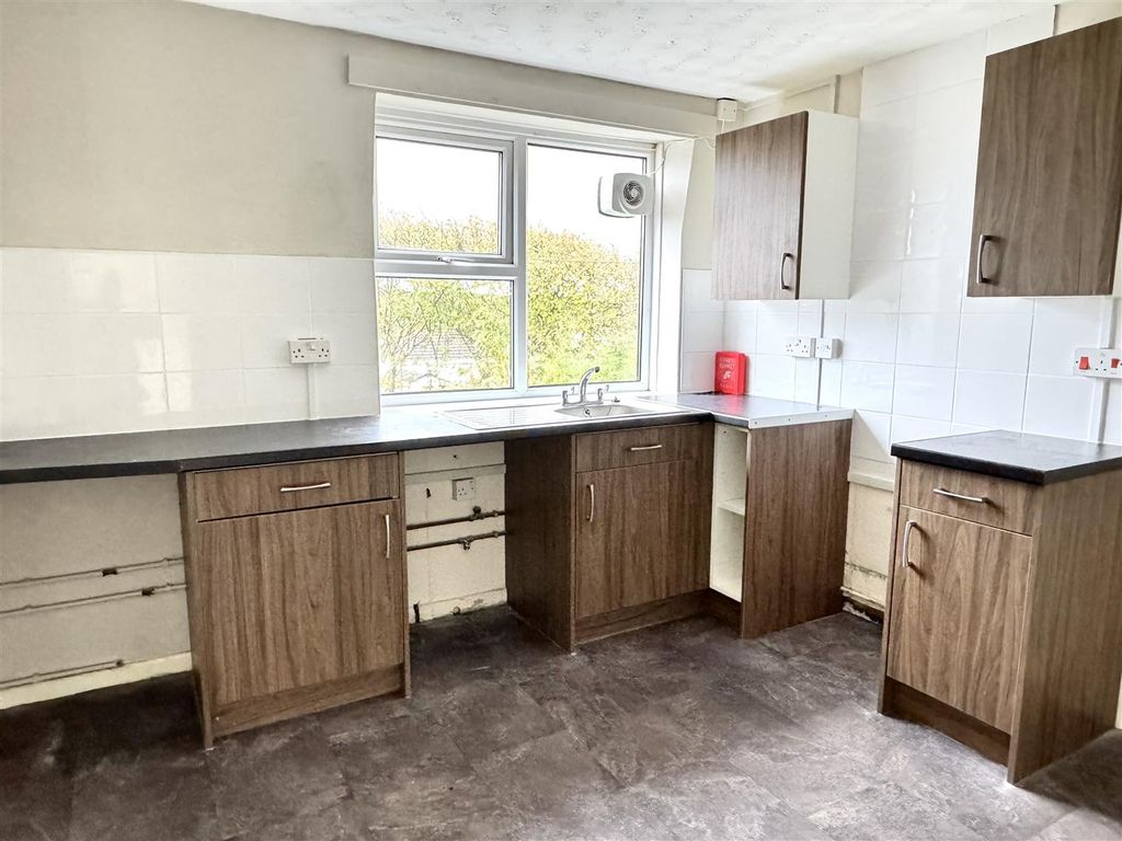 Property photo 2 of 17 Kitchen