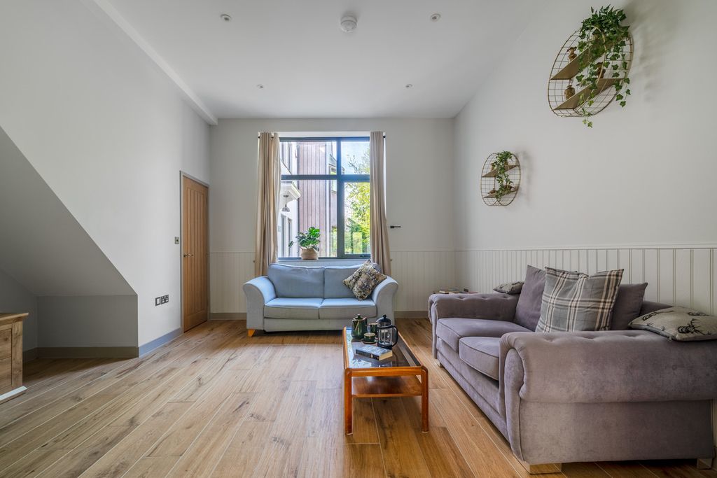 Property photo 2 of 43