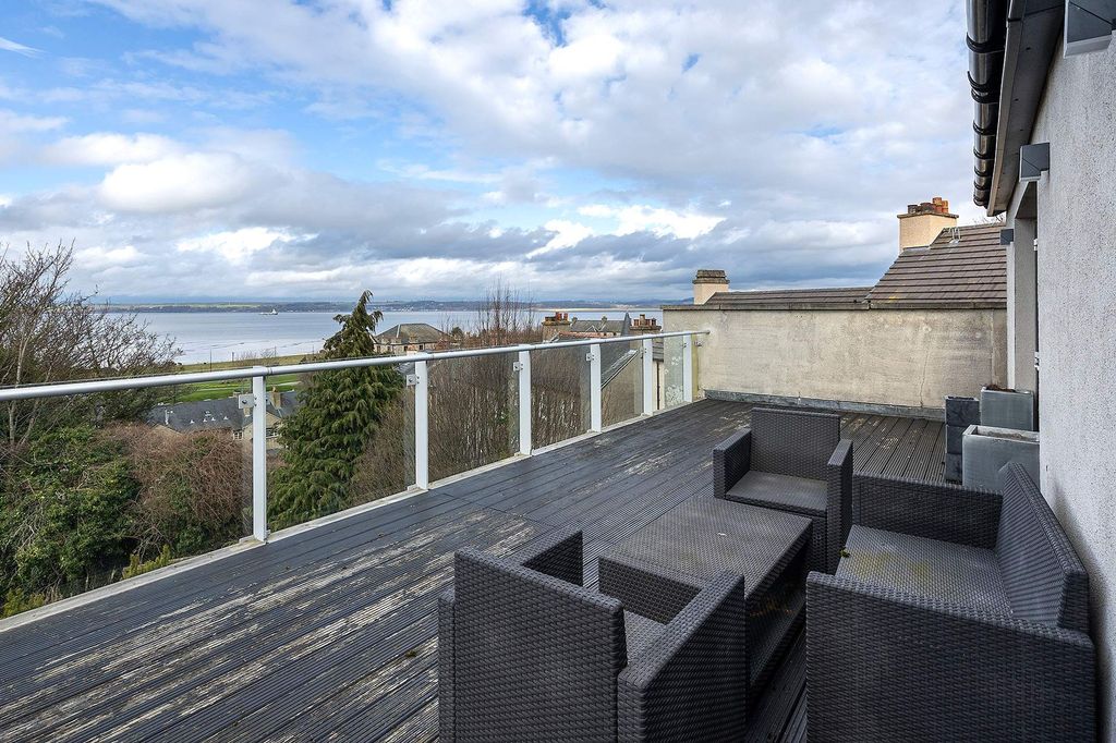 Property photo 2 of 19 Terrace