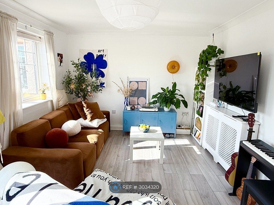 Property photo 1 of 13 Living Room