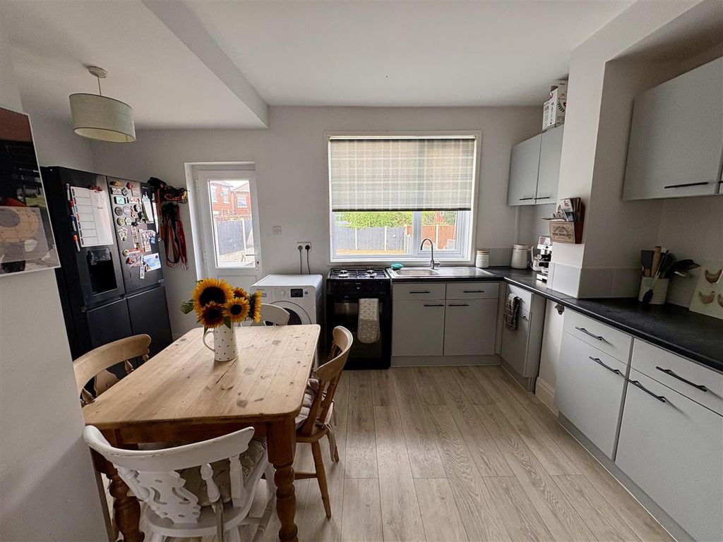 Property photo 2 of 12 Dining Kitchen