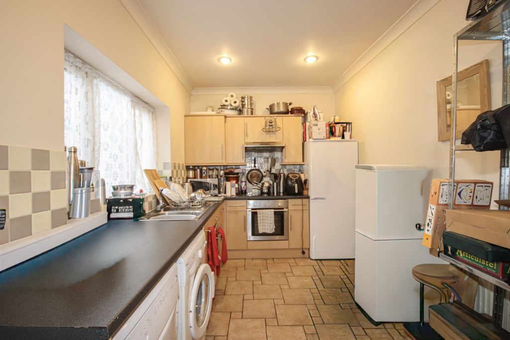 Property photo 1 of 7 Spacious Ground Floor 1-Bedroom Flat With Private Garden