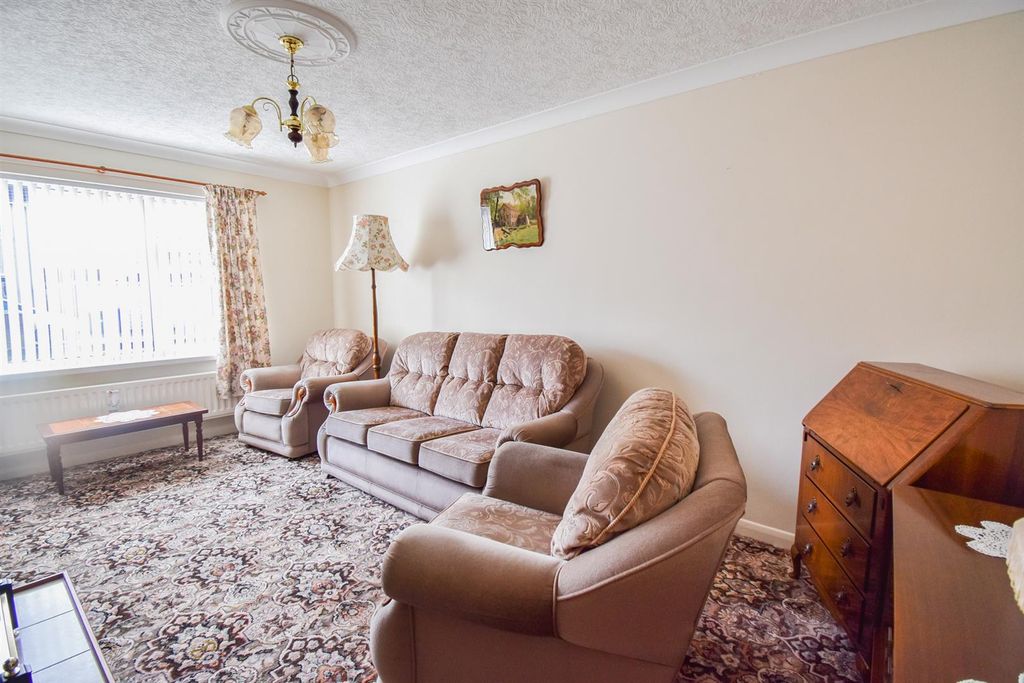 Property photo 3 of 12 Lounge