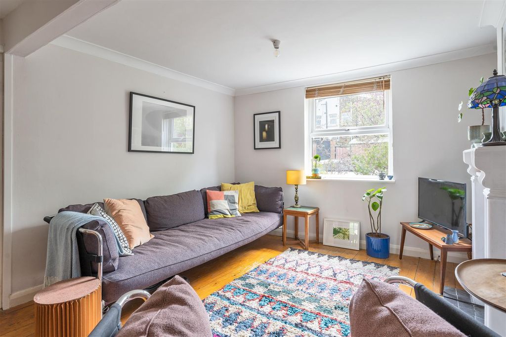 Property photo 2 of 26 Aubrey Road E17
