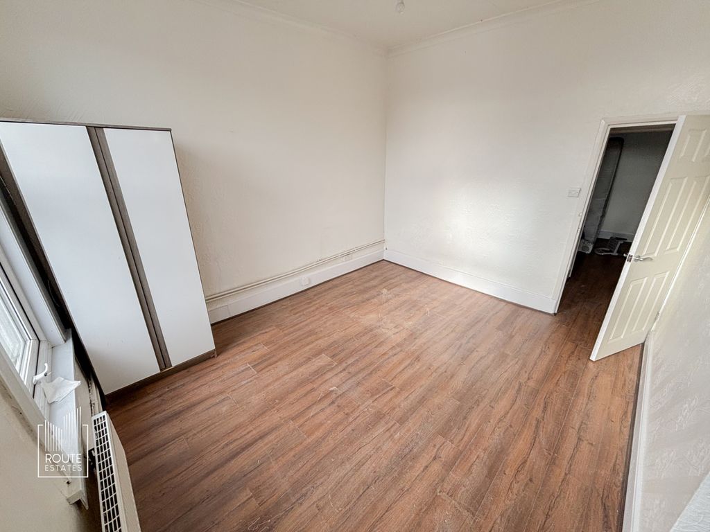 Property photo 1 of 8 Photo 6