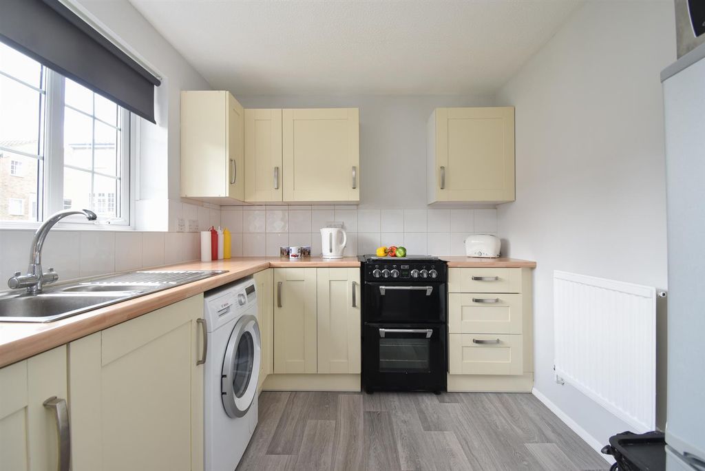 Property photo 3 of 18 Kitchen